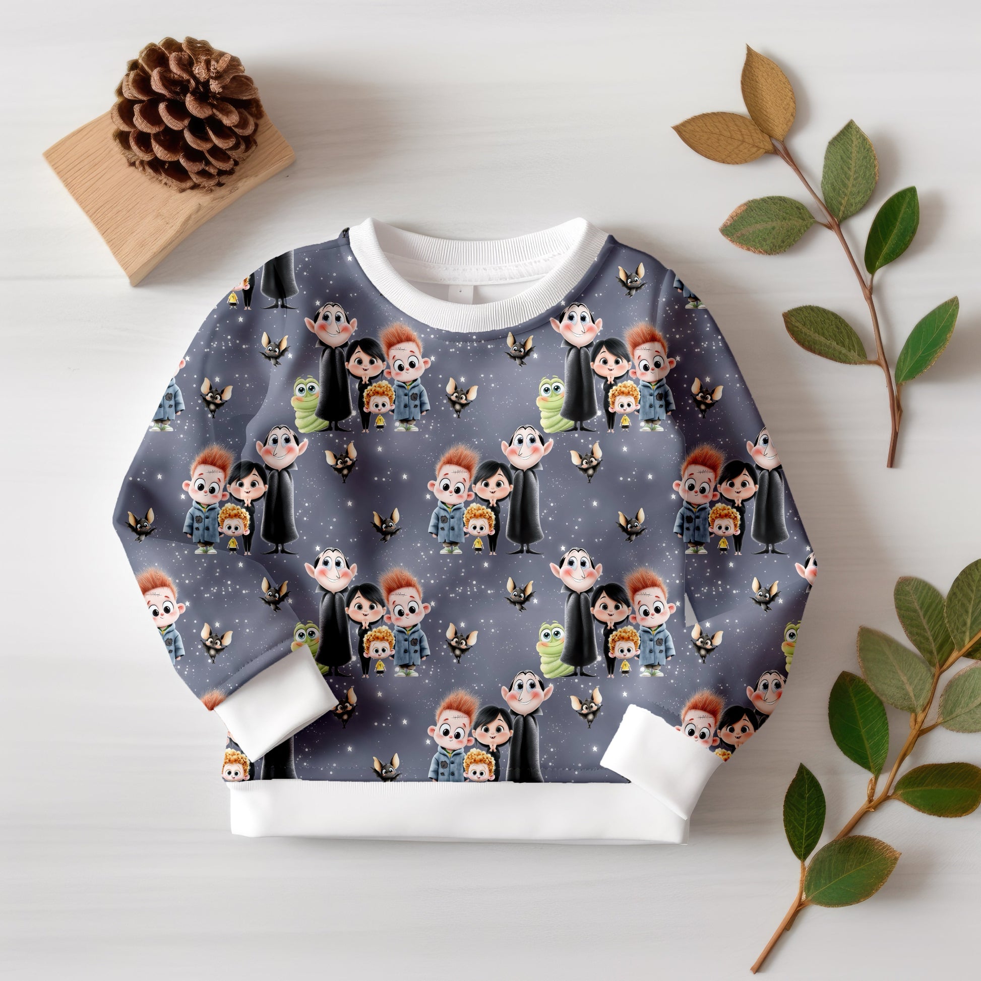 Kinder-Sweater aus Stoff „Monsterbande mit Herz“ mit Monsterprint.
