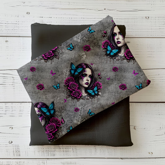 Mystic Roses Stoffdesign – Frau mit Schmetterlingen und Rosen auf Grau