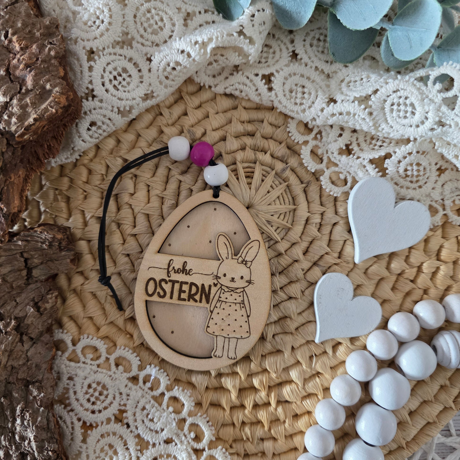 Oster Anhänger Hase frohe Ostern aus Holz mit Gravur und Perlenband