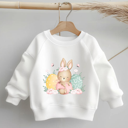 DIY-Bügelbild mit süßem Häschen zwischen Ostereiern für Stoffveredelung.