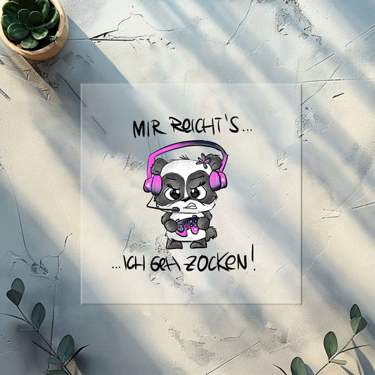 Stylisches Aufbügler-Motiv „Zockerpandi“ mit Headset, Controller & Gamer-Spruch.