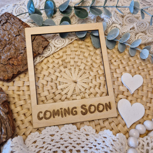 Polaroidrahmen aus Holz mit Gravur „coming soon“ – dekoratives Flatlay-Element für Produktvorschauen, Babyankündigungen und handmade Teaser.