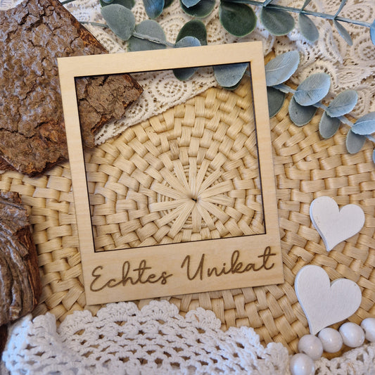 Polaroidrahmen aus Holz mit Gravur „Echtes Unikat“ – dekorativer Rahmen für Flatlays von einzigartigen Handmade-Produkten & Einzelstücken.