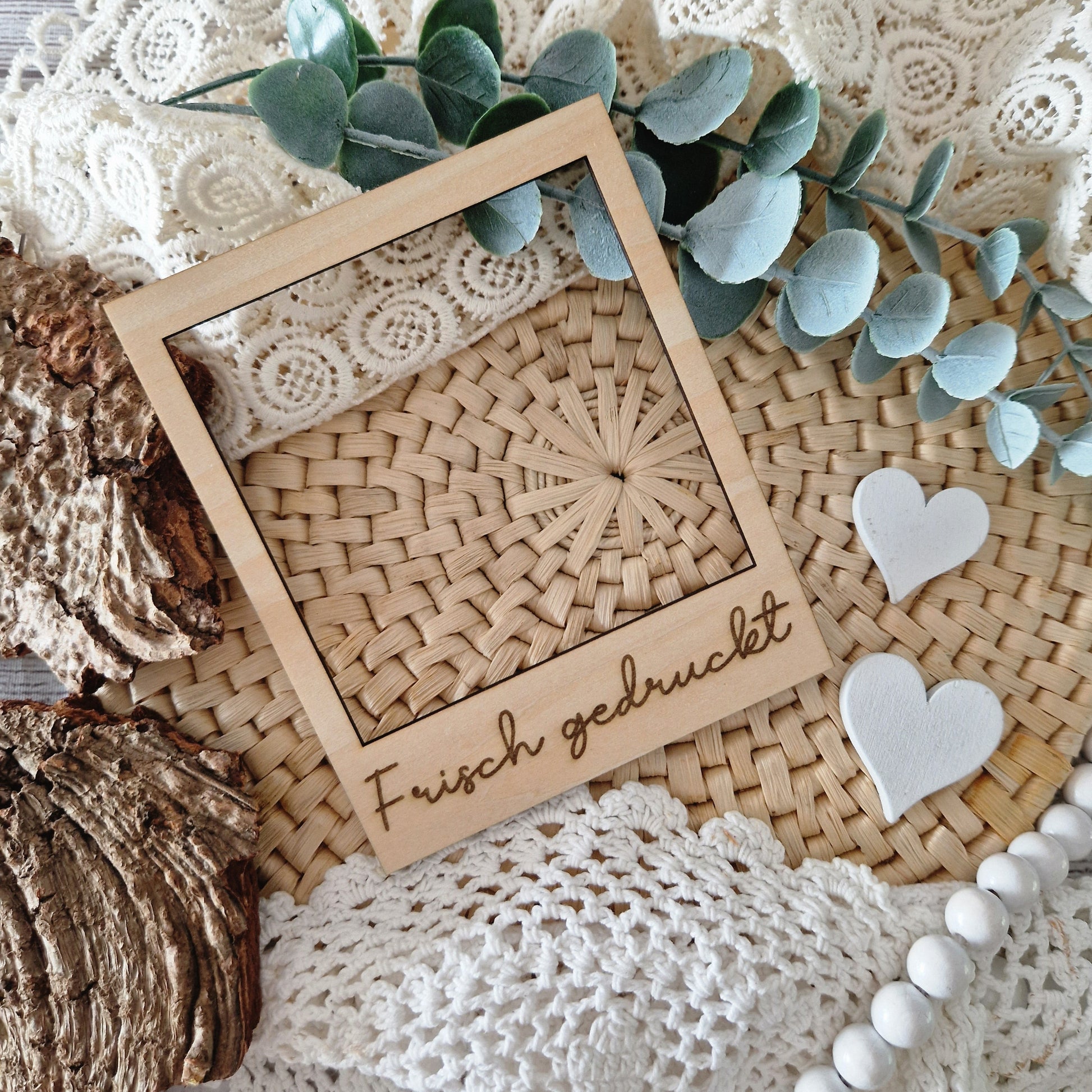 Polaroidrahmen aus Holz mit Gravur „Frisch gedruckt“ – stilvolles Flatlay-Accessoire für DIY-Projekte, Druckdesigns & Produktneuheiten.