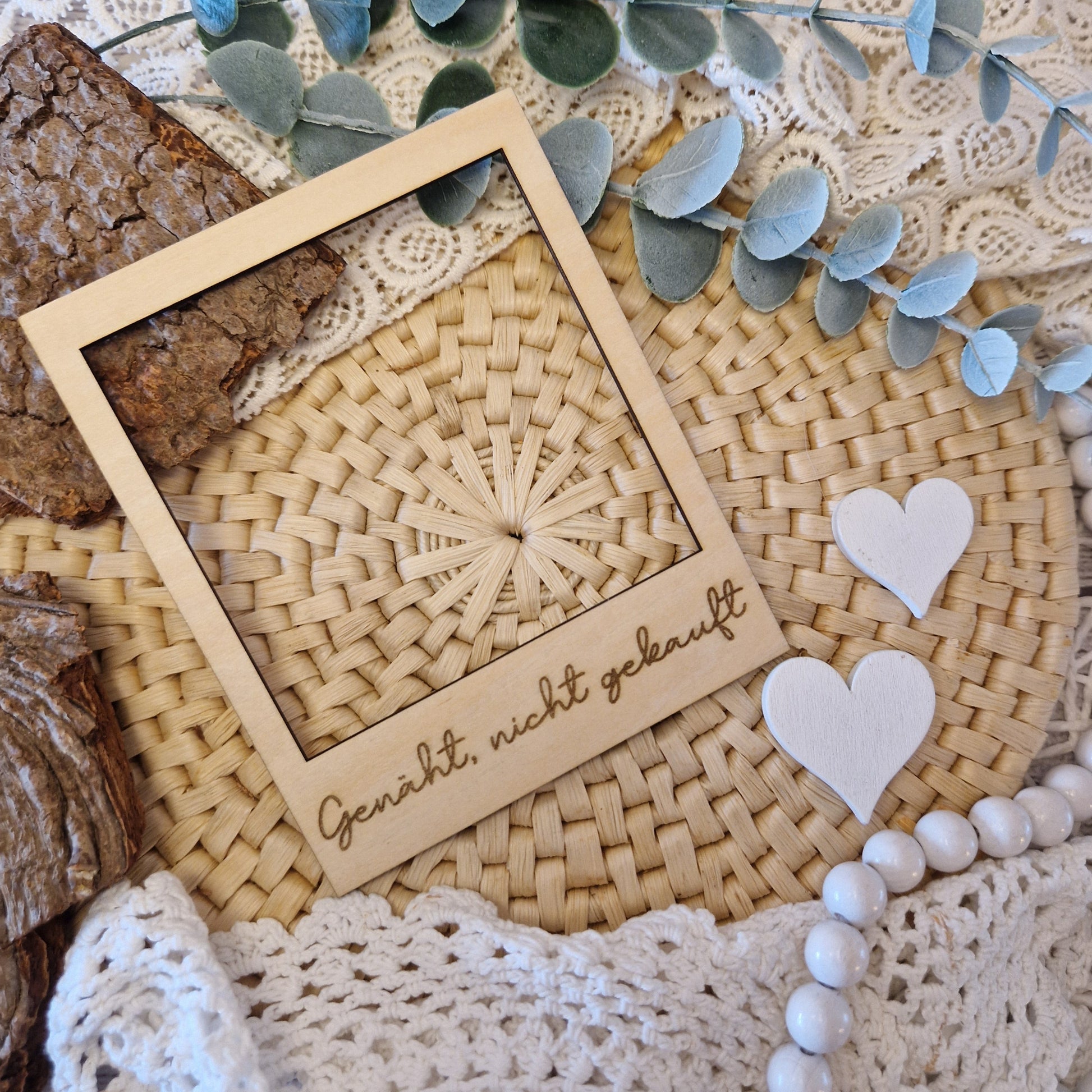 Polaroidrahmen aus Holz graviert mit  „Genäht, nicht gekauft“ für DIY-Projekte.