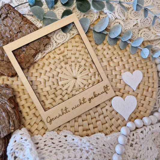 Polaroidrahmen aus Holz graviert mit  „Genäht, nicht gekauft“ für DIY-Projekte.
