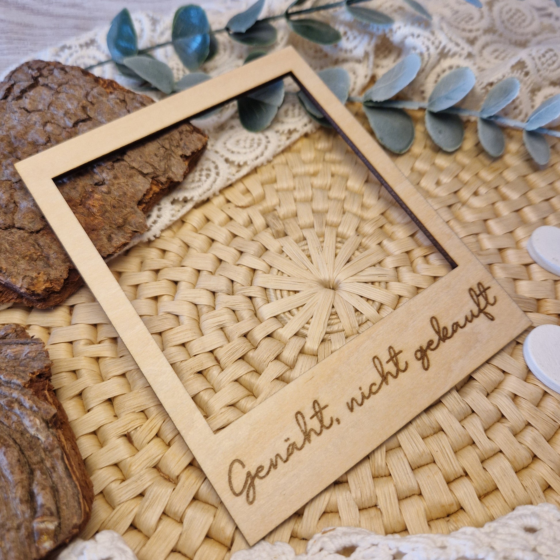 Polaroidrahmen aus Holz „Genäht, nicht gekauft“ für DIY-Projekte.