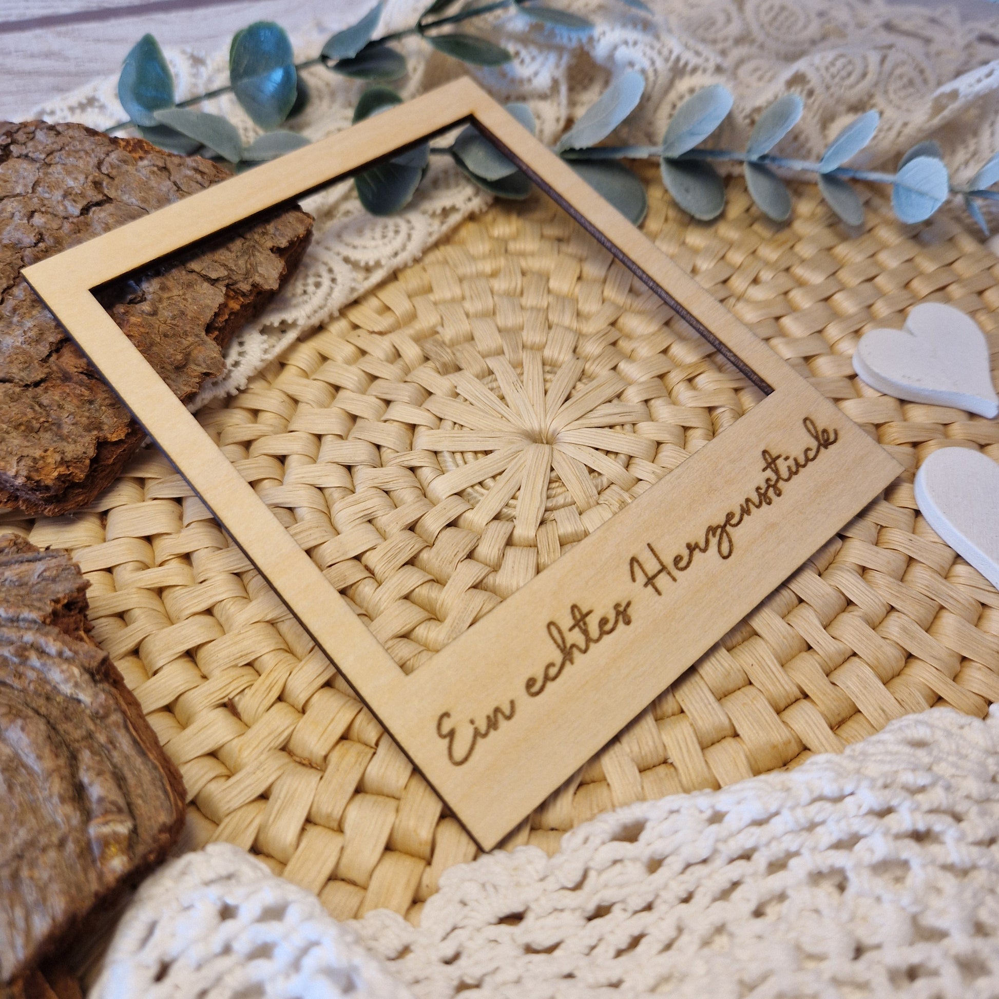 Polaroidrahmen aus Holz „Ein echtes Herzensstück“ – dekoratives Flatlay-Accessoire für emotionale Handmade-Produkte & Herzensprojekte.