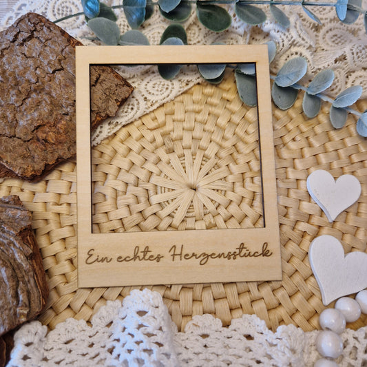 Polaroidrahmen aus Holz mit Gravur „Ein echtes Herzensstück“ – dekoratives Flatlay-Accessoire für emotionale Handmade-Produkte & Herzensprojekte.