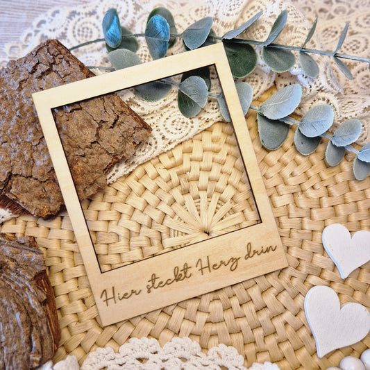 Polaroidrahmen aus Holz „Hier steckt Herz drin“ – stilvolles Flatlay-Accessoire für emotionale Handmade-Produkte und Herzensgeschenke.