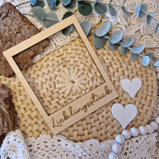 Polaroidrahmen aus Holz mit Gravur „Lieblingsstück“ – dekorativer Rahmen für Flatlay-Fotos deiner liebsten Handmade-Stücke.