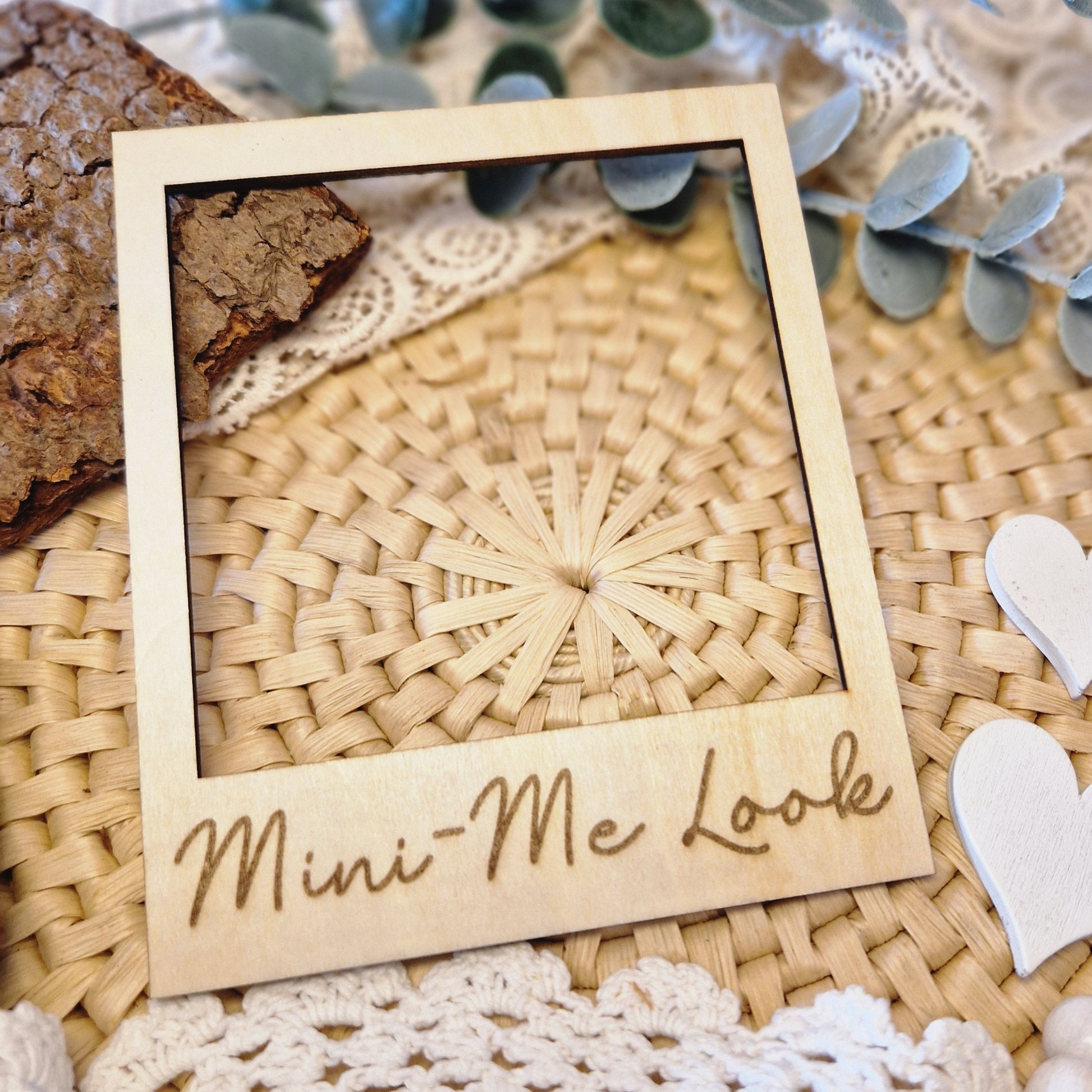 Polaroidrahmen aus Holz mit Gravur „Mini-Me Look“ – dekorativer Holzrahmen für Flatlays von selbstgenähten Partner-Outfits & Matchy-Looks: