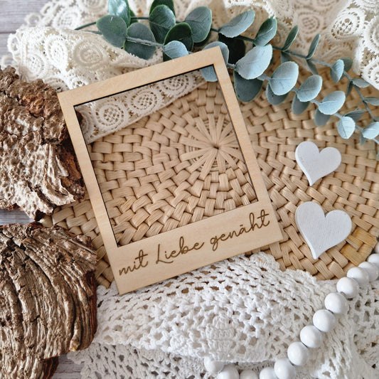 Polaroidrahmen aus Holz mit Gravur „mit Liebe genäht“ – dekoratives Fotoaccessoire für Flatlays von genähter Kleidung & Handmade-Produkten.