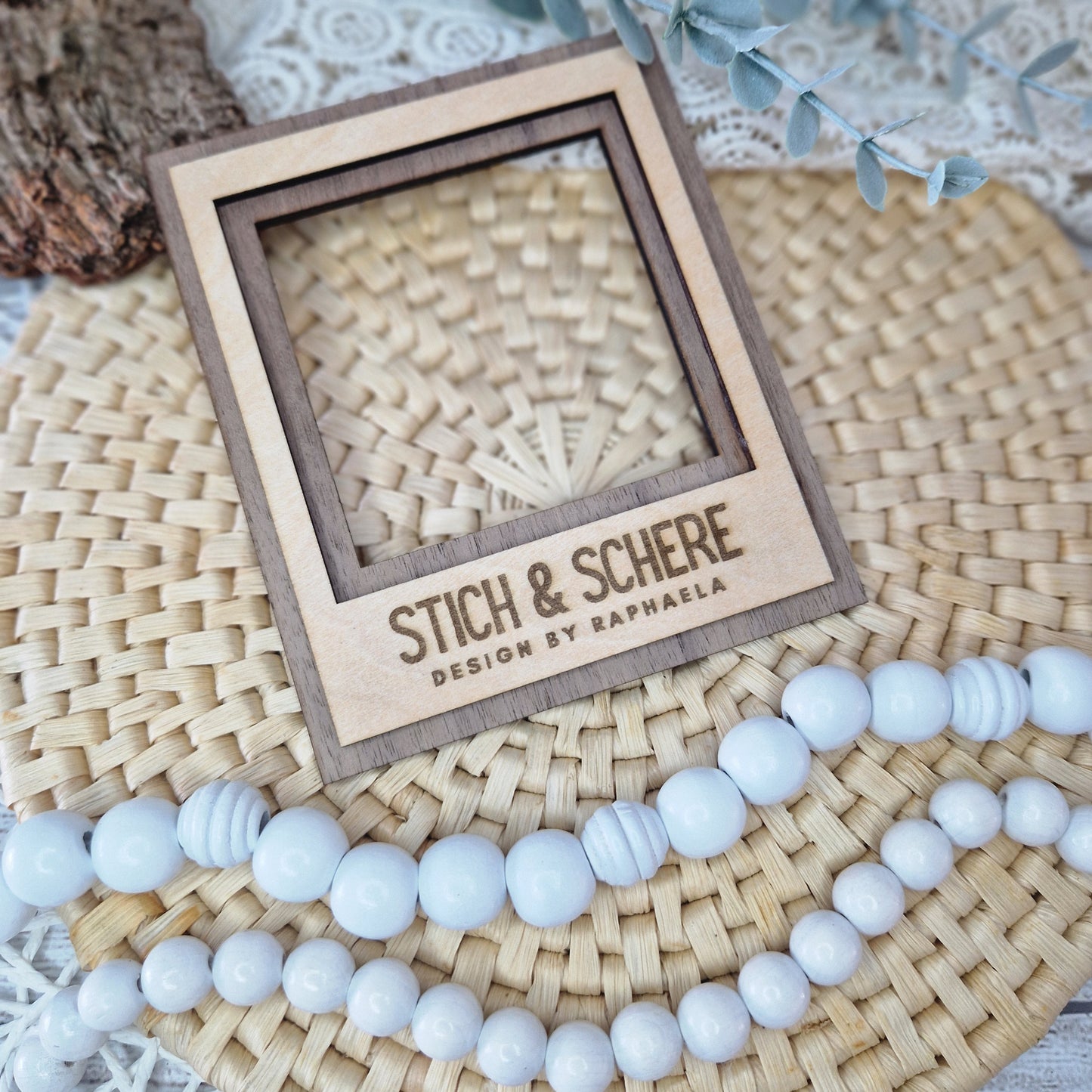 Polaroidrahmen aus Holz graviert mit deinem Logo (11 x 13 cm) – perfekte Flatlay-Deko für kreative Produktfotos und personalisierten Content.