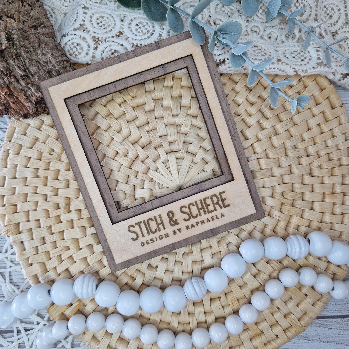 Polaroidrahmen aus Holz personalisiert mit graviertem Logo (11 x 13 cm) – perfekte Flatlay-Deko für kreative Produktfotos und personalisierten Content.