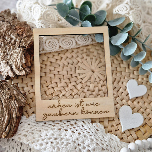 Polaroidrahmen aus Holz graviert mit „nähen ist wie zaubern können“ – dekoratives Fotoaccessoire für Flatlays rund ums Nähen & Handmade
