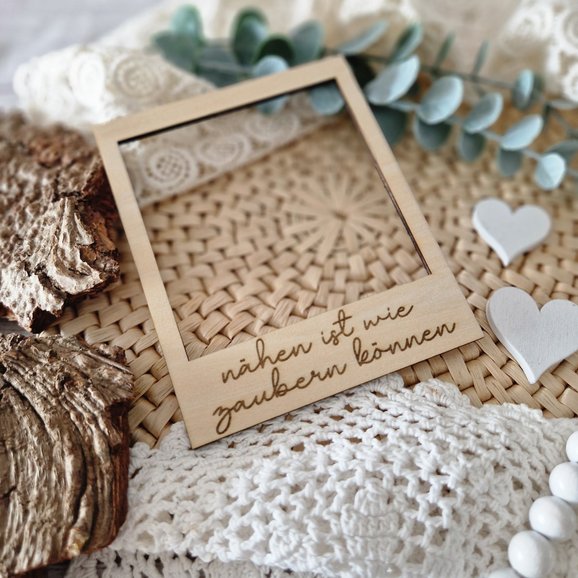Polaroidrahmen aus Holz „nähen ist wie zaubern können“ – dekoratives Fotoaccessoire für Flatlays rund ums Nähen & Handmade.