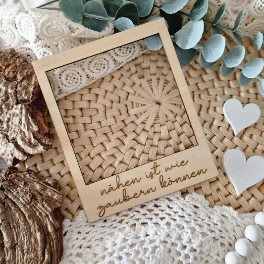 Polaroidrahmen aus Holz mit Gravur „nähen ist wie zaubern können“ – dekoratives Fotoaccessoire für Flatlays rund ums Nähen & Handmade.