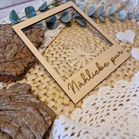 Polaroidrahmen aus Holz graviert mit  „Nähliebe pur“ – dekorativer Holzrahmen für Flatlays rund ums Nähen, Handmade-Produkte & kreative DIYs.