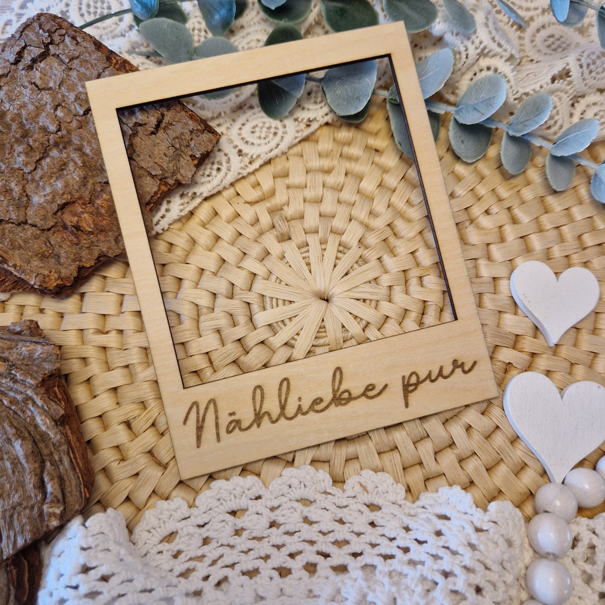 Polaroidrahmen aus Holz „Nähliebe pur“ – dekorativer Holzrahmen für Flatlays rund ums Nähen, Handmade-Produkte & kreative DIYs.