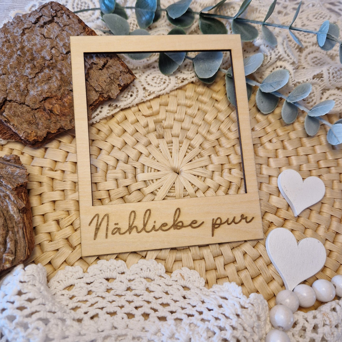 Polaroidrahmen aus Holz mit Gravur „Nähliebe pur“ – dekorativer Holzrahmen für Flatlays rund ums Nähen, Handmade-Produkte & kreative DIYs.