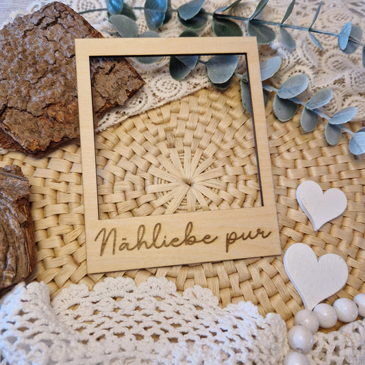 Polaroidrahmen aus Holz mit Gravur „Nähliebe pur“ – dekorativer Holzrahmen für Flatlays rund ums Nähen, Handmade-Produkte & kreative DIYs.