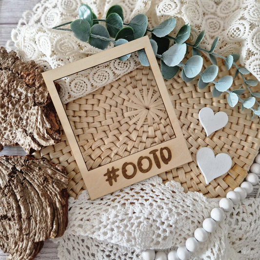 Polaroidrahmen aus Holz mit Gravur „#ootd“ – dekoratives Flatlay-Accessoire für Fashion-, Kinderkleidungs- und Handmade-Outfitfotos.
