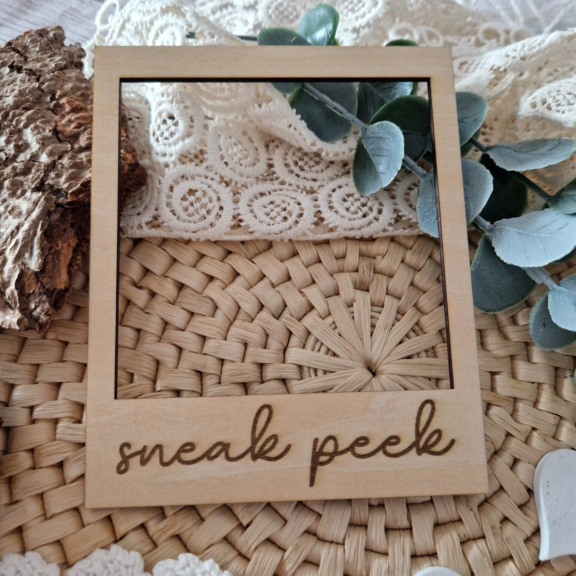 Polaroidrahmen aus Holz mit „sneak peek“ – dekoratives Fotoaccessoire für Flatlays, Produktvorschauen und kreative Social-Media-Inhalte.
