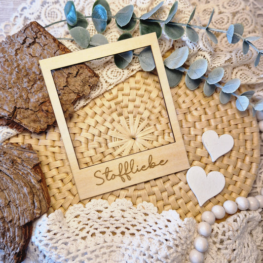 Polaroidrahmen aus Holz mit Gravur „Stoffliebe“ – dekoratives Flatlay-Accessoire für Nähprojekte, Stoffkombinationen & Handmade-Produkte.
