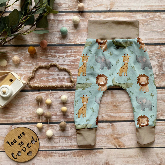 Handgemachte Baby-Pumphose „Babysafari“ mit Bündchen in Beige – weich, bequem & perfekt für kleine Tierfreunde.