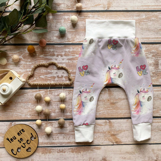 Handgemachte Baby-Pumphose mit Einhorn-Motiv 🦄 in Weiß aus weichem French Terry.