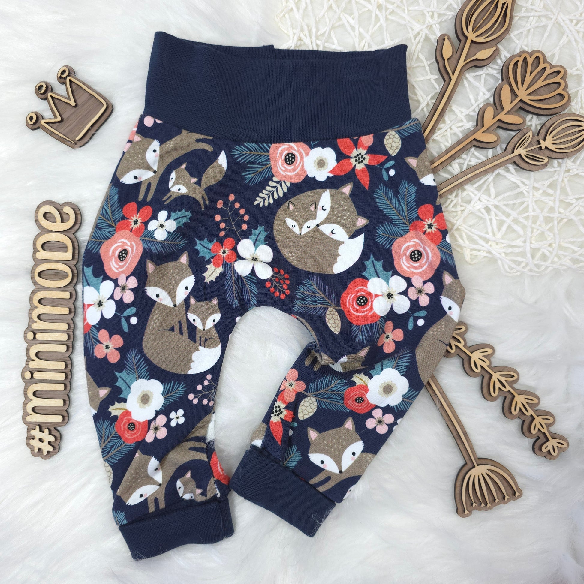 Baby Pumphose Größe 56 mit Fuchs und Blumen Motiv auf dunklem Hintergrund aus French Terry handgemacht
