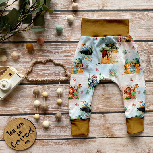 Handgemachte Baby-Pumphose „Savannenkönig“ mit Bündchen in Dunkel-Curry – bequem & stylisch für kleine Abenteurer.