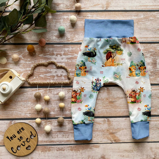 Handgemachte Baby-Pumphose „Savannenkönig“ mit Bündchen in Eisblau – weich, bequem & perfekt für kleine Entdecker.