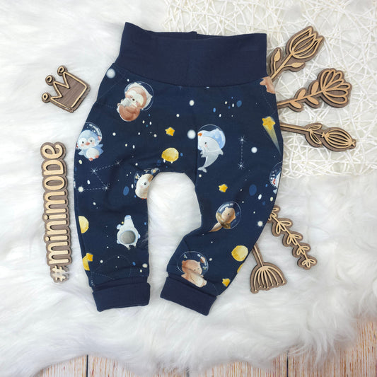 Baby Pumphose Größe 56 mit Weltraum Motiv und dunkelblauen Bündchen aus French Terry handgemacht