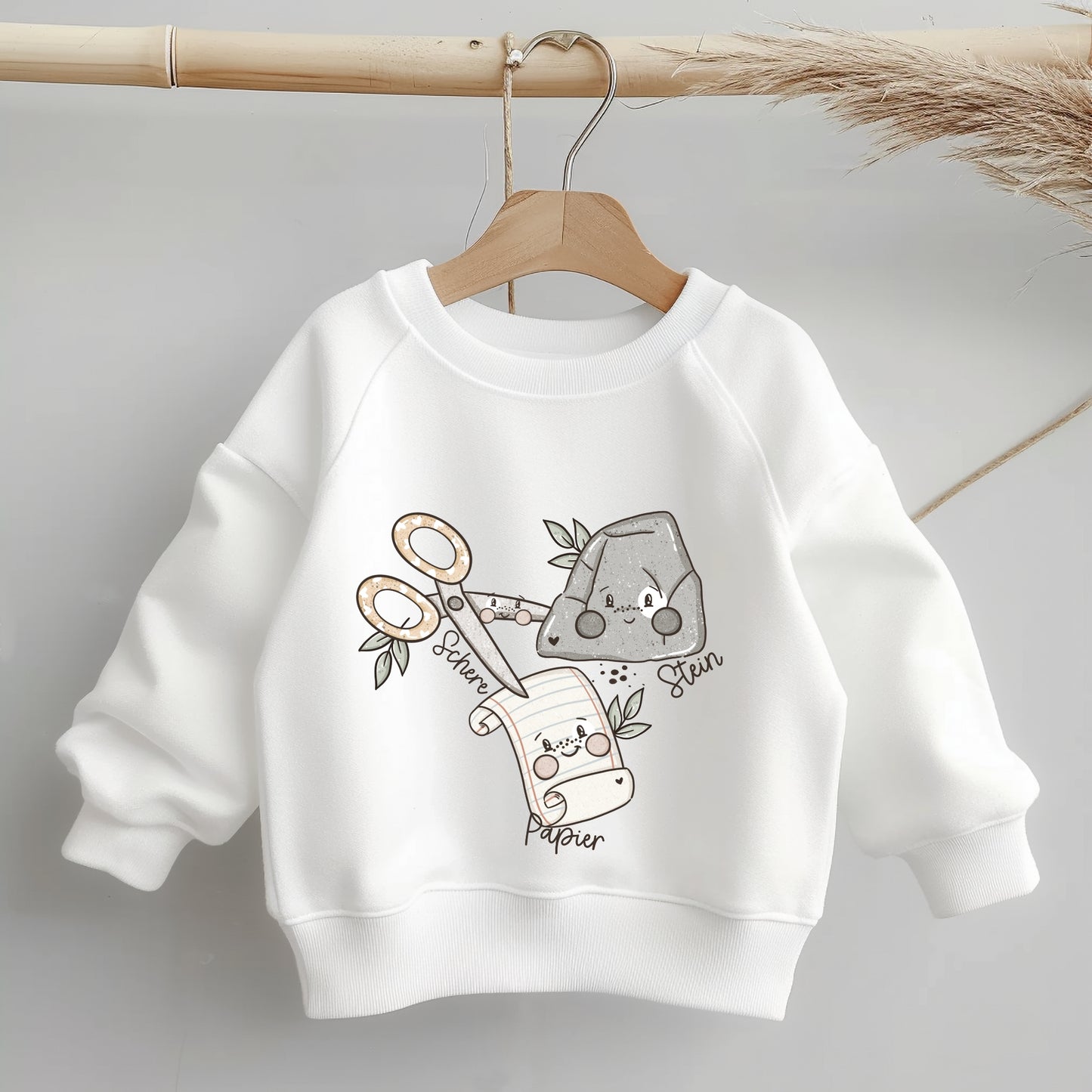 Weißer Kinderpullover mit Bügelbild Schere, Stein, Papier – kreatives DIY Design