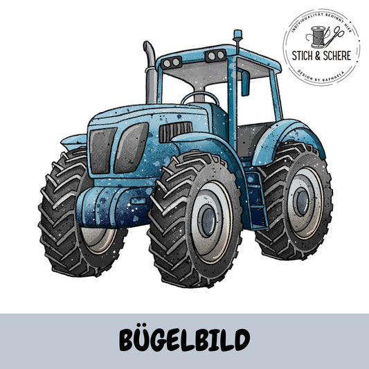 Bügelbild „Trecker“: freigestelltes, handgezeichnetes Traktor-Motiv (blau) mit breiten Profilreifen; neutraler weißer Hintergrund, Logo „Stich & Schere“ oben rechts; Beschriftung „BÜGELBILD“ unten.
