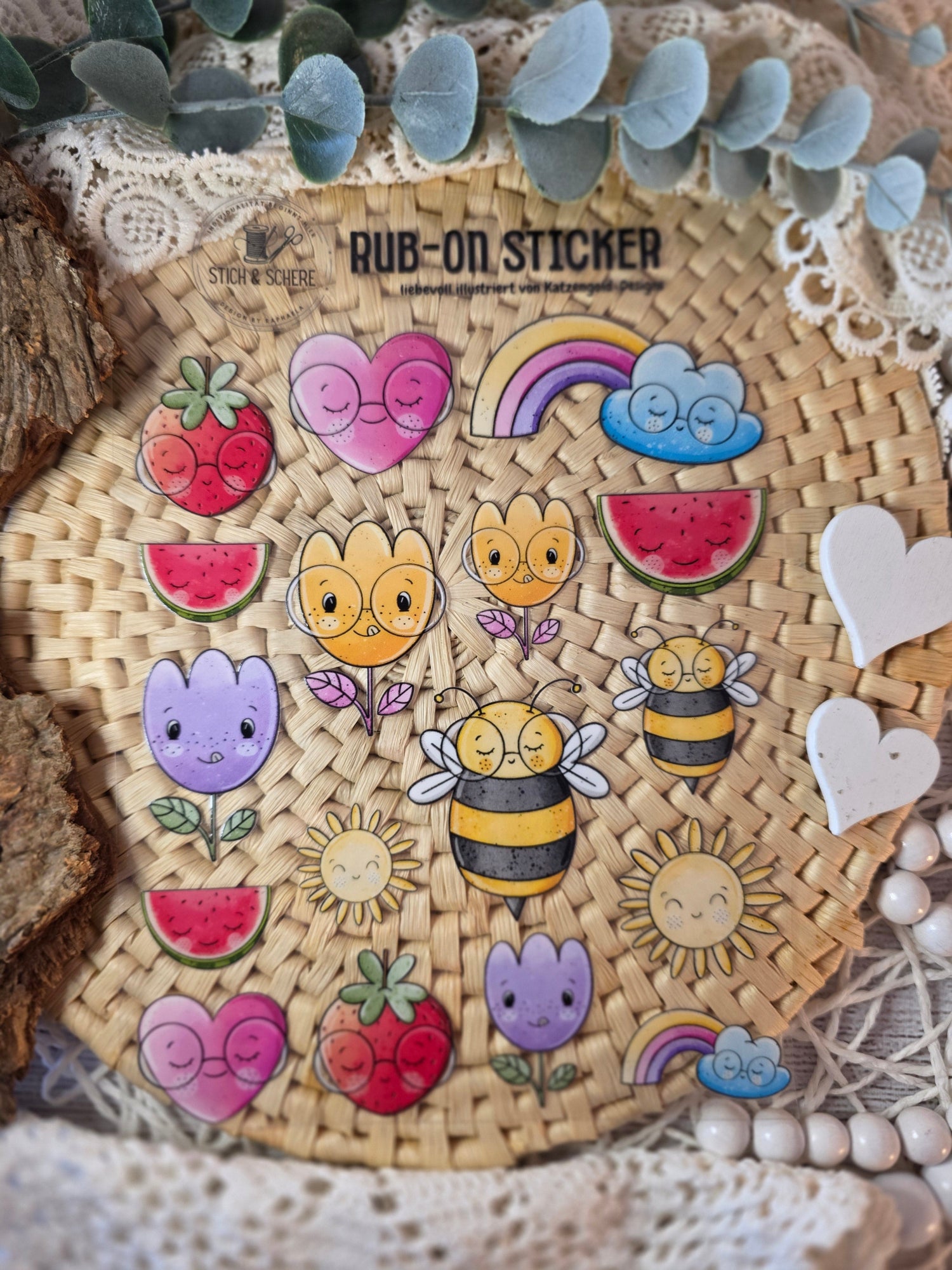 Nahaufnahme der Rub-On-Sticker „Buntes Glück“ – fröhliche, farbenfrohe Illustrationen auf UV-DTF-Transferfolie.