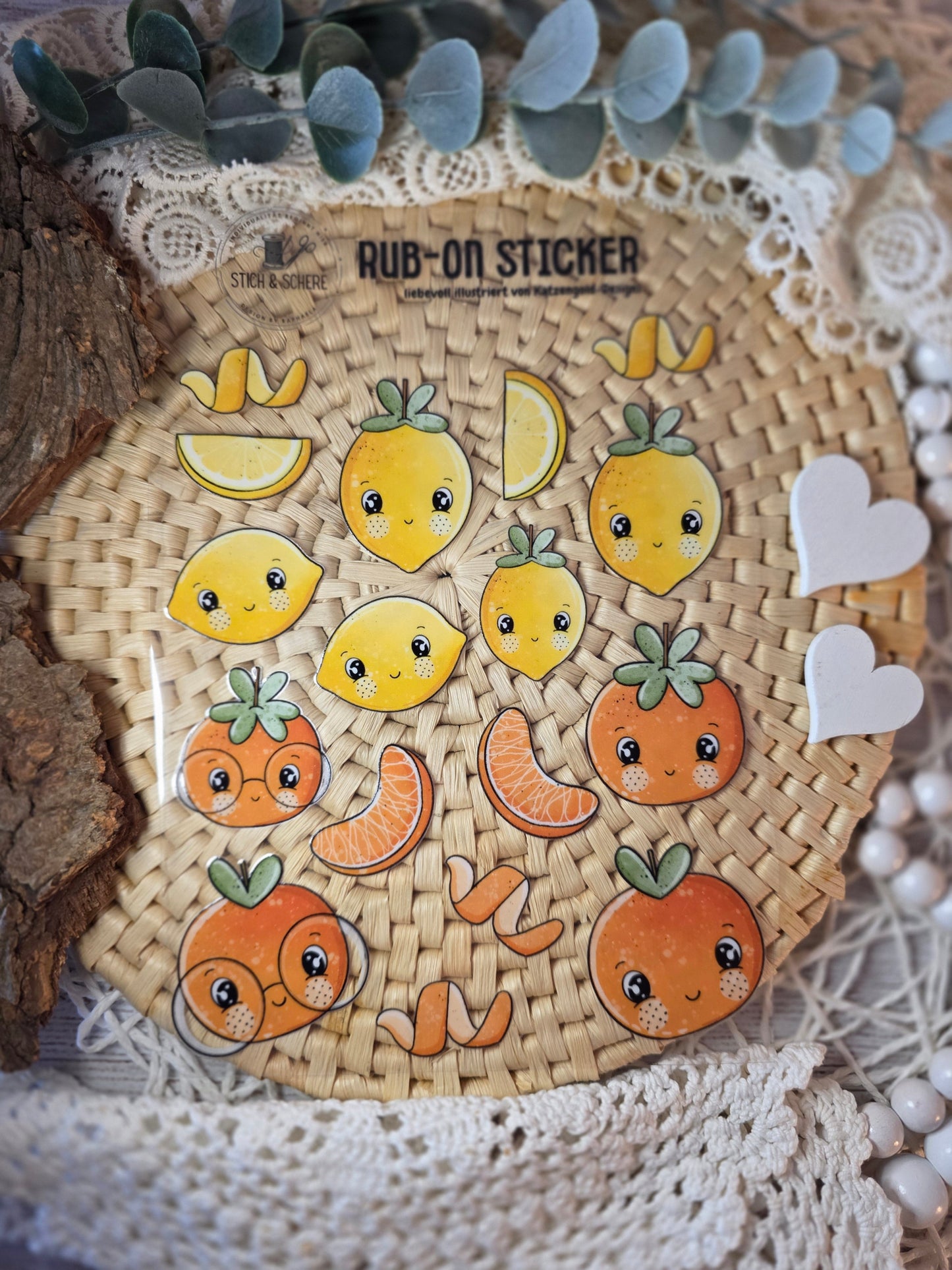 Nahaufnahme der Rub-On-Sticker „Clementini & Zitrönchen“ – fröhliche Zitrusmotive mit Gesichtern auf UV-DTF-Transferfolie.