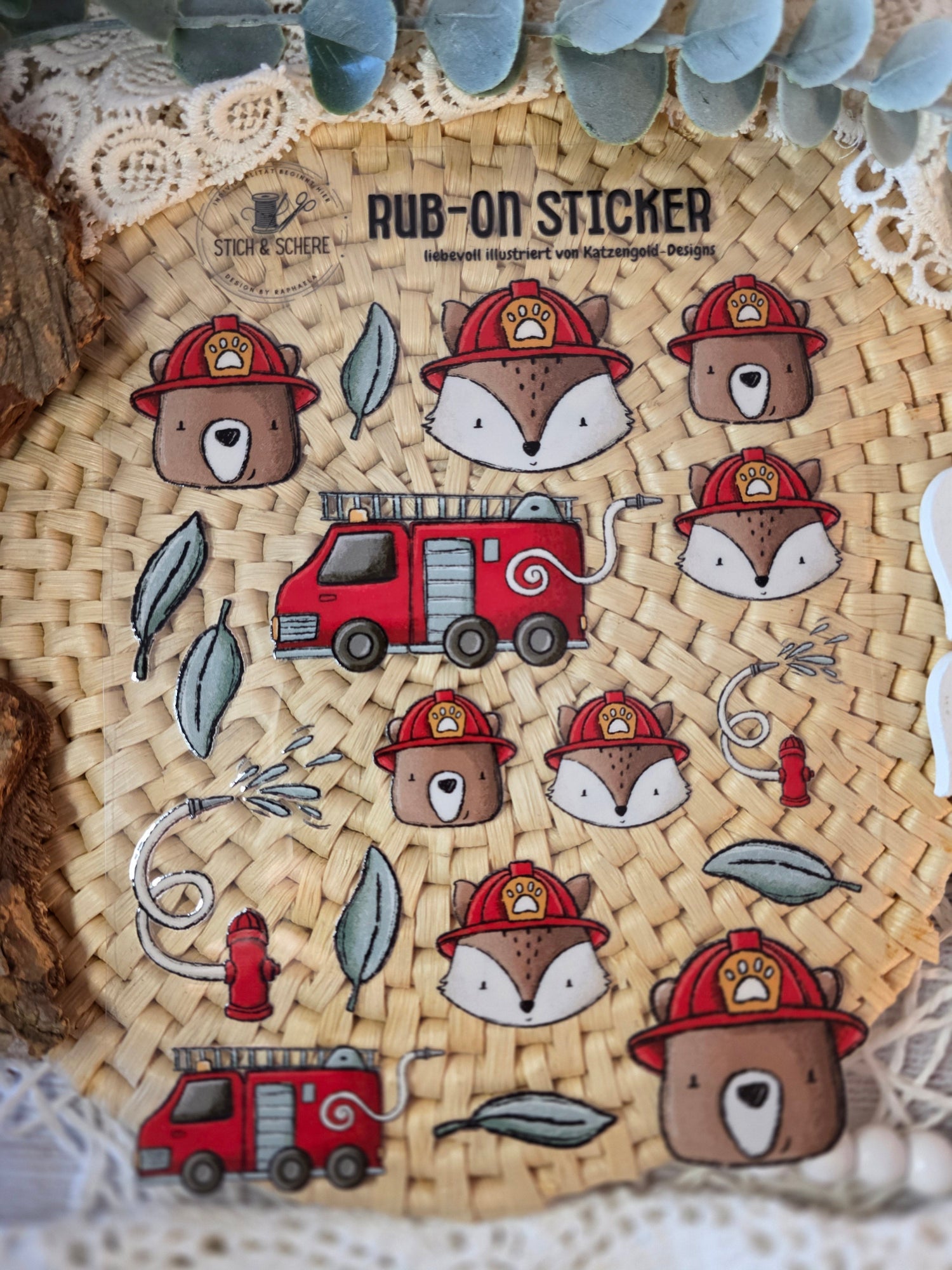 Nahaufnahme der Rub-On-Sticker „Fire Crew“ – liebevoll illustrierte Feuerwehrtiere und Fahrzeuge auf UV-DTF-Transferfolie.