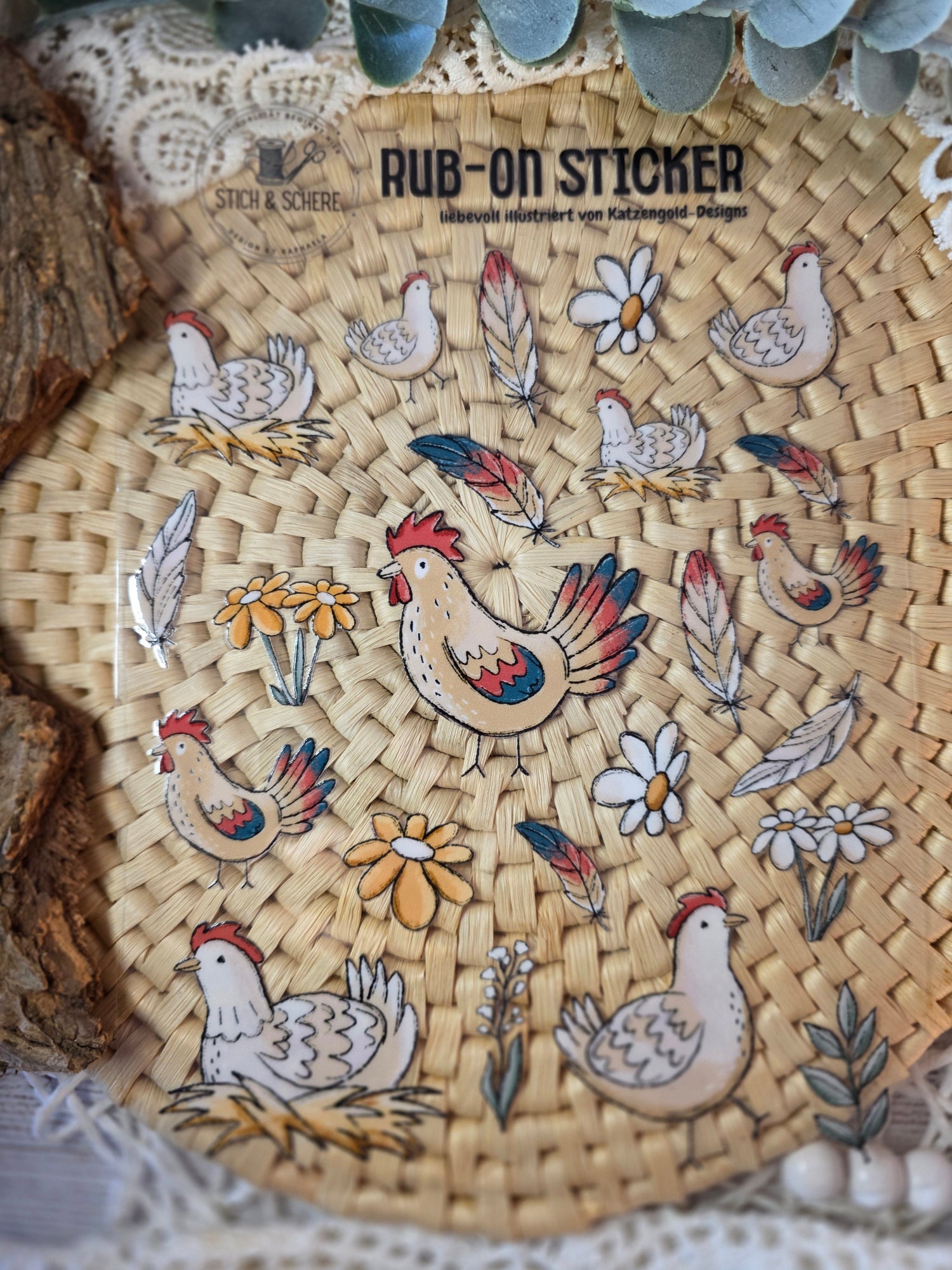 Nahaufnahme der Rub-On-Sticker „Hühnertag“ – feine Illustrationen von Hühnern, Federn und Blüten auf UV-DTF-Transferfolie.