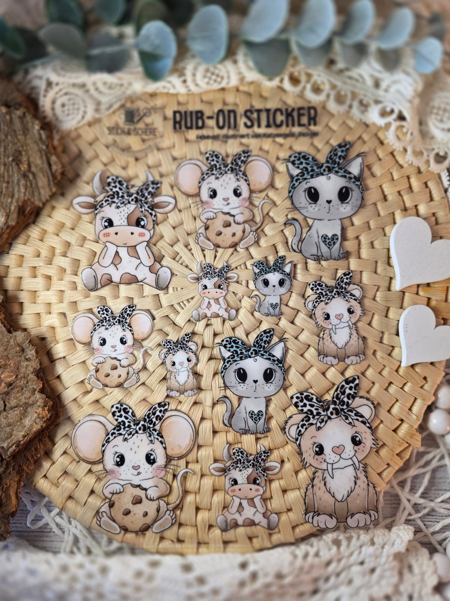 Nahaufnahme der Rub-On-Sticker „Leo Crew“ – detailreiche Tiermotive mit Leo-Accessoires auf UV-DTF-Transferfolie.