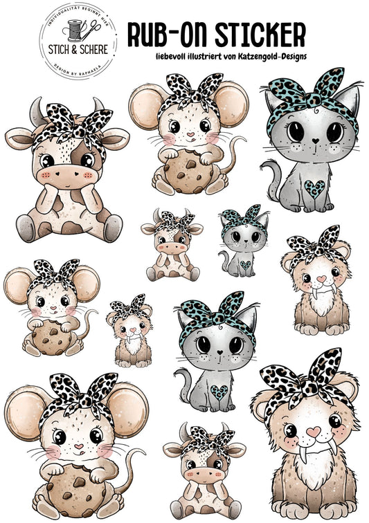 Rub-On-Sticker-Sheet „Leo Crew“ im DIN A5-Format mit süßen Tieren wie Kuh, Maus, Katze und Löwe mit Leoparden-Tüchern – handgezeichnet von Katzengold-Designs für Stich & Schere.