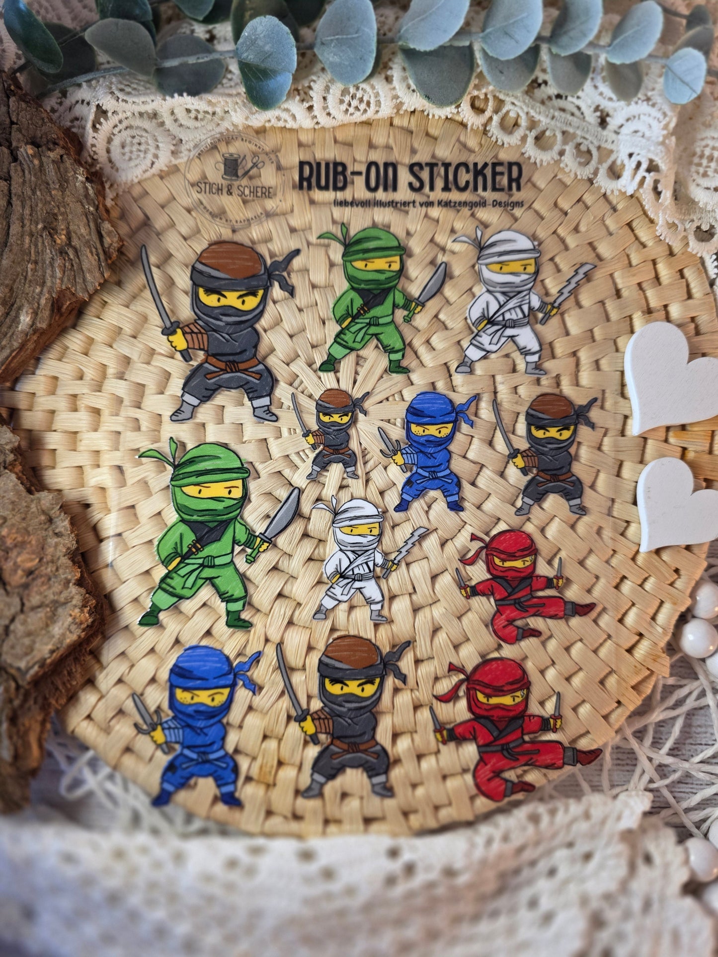 Nahaufnahme der Rub-On-Sticker „Ninjas“ – dynamische, farbige Ninja-Motive auf UV-DTF-Transferfolie.