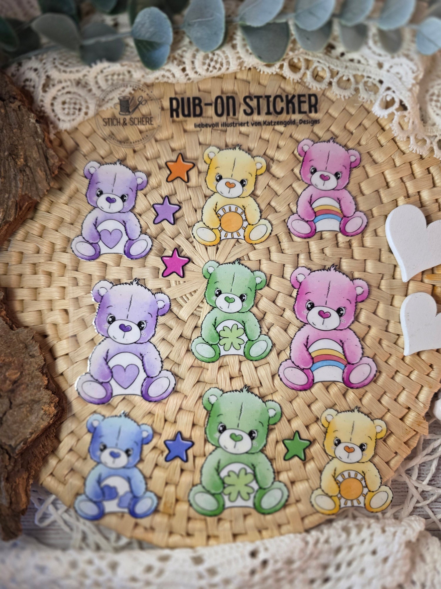Nahaufnahme der Rub-On-Sticker „Regenbogenbärchen“ – farbenfrohe Bärchen mit Herz, Kleeblatt und Sonne auf UV-DTF-Transferfolie.