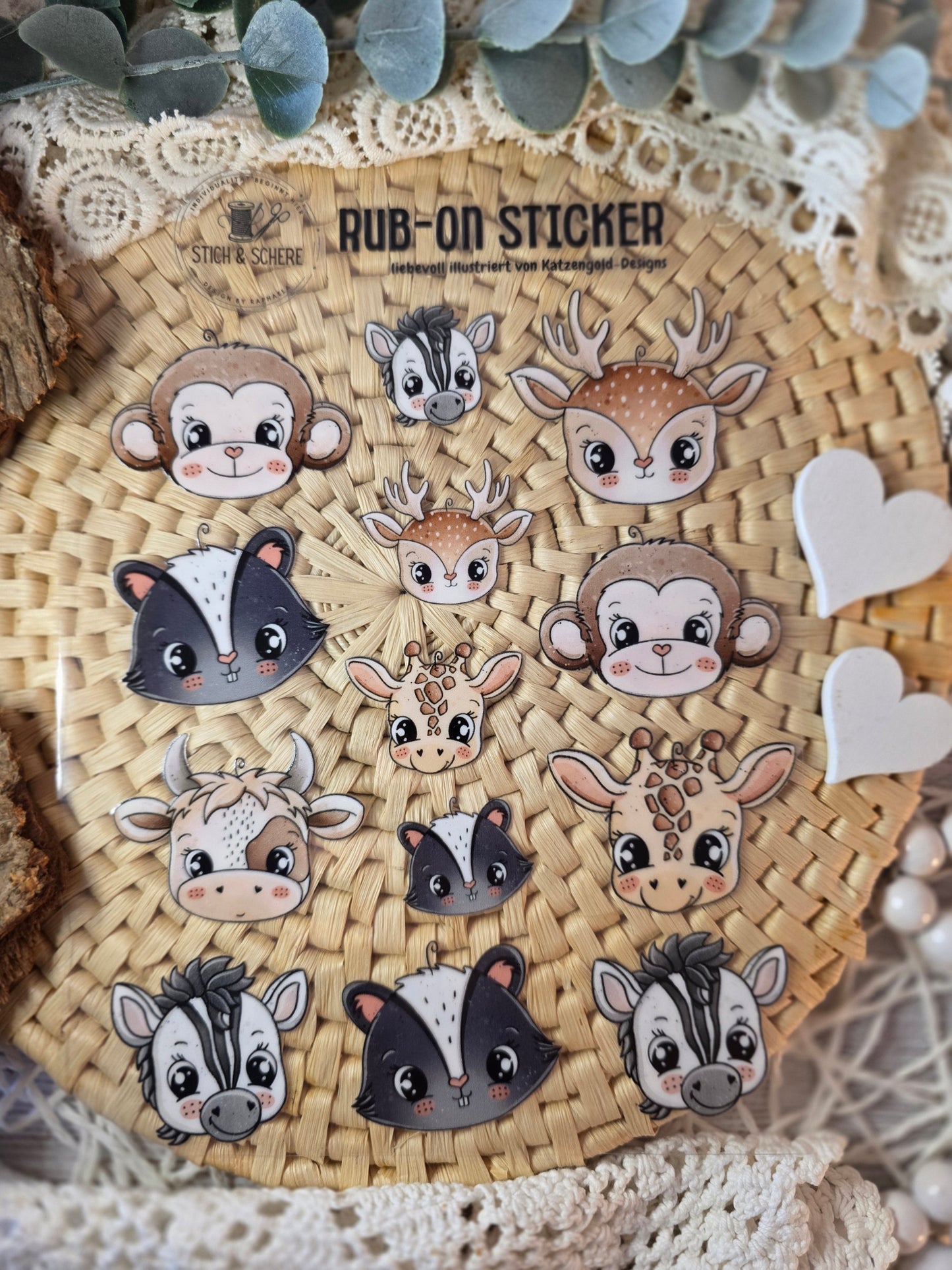 Nahaufnahme der Rub-On-Sticker „Tierisch Wild“ – verspielte Tiergesichter auf UV-DTF-Transferfolie mit feinen Details.