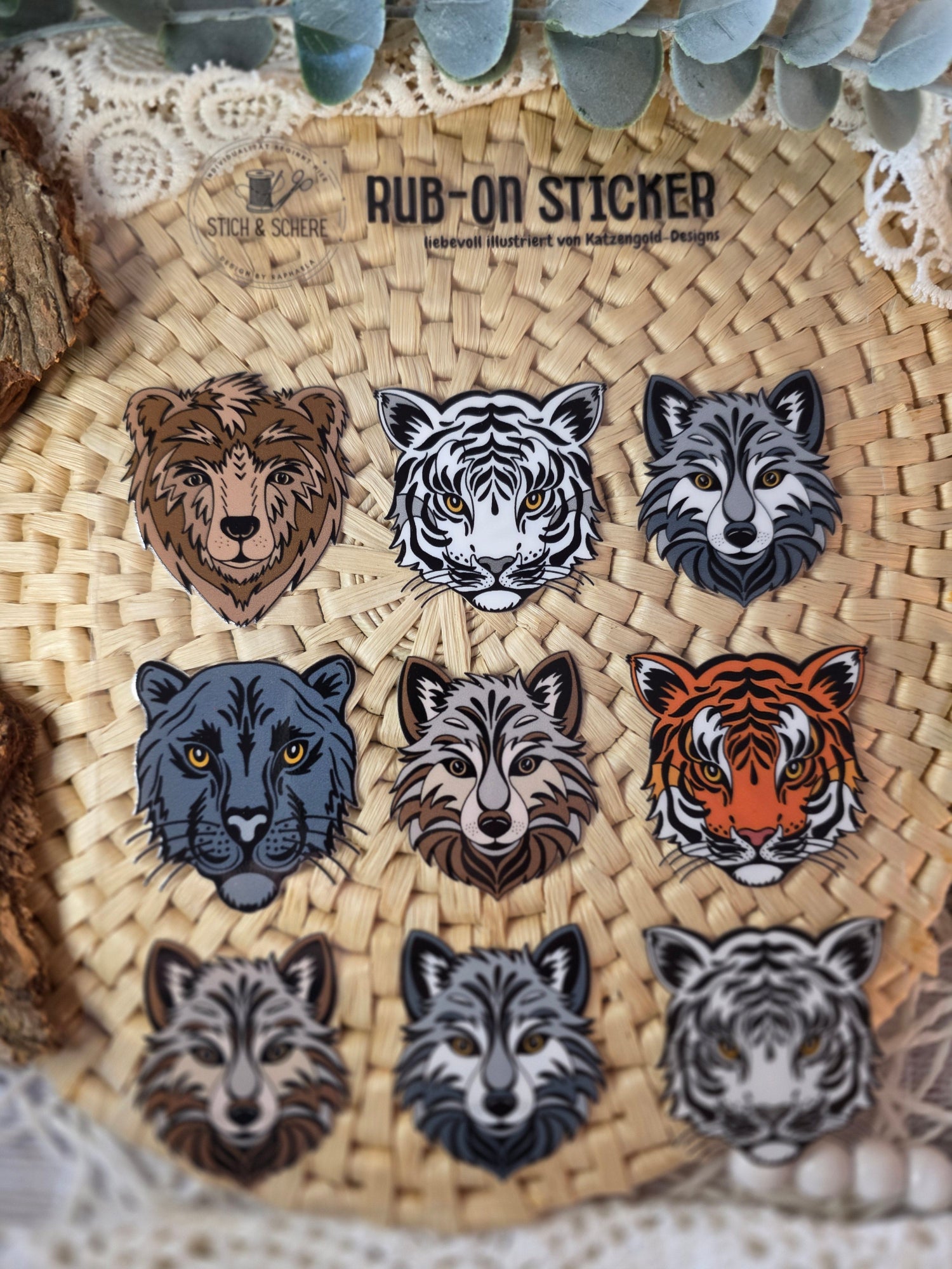 Nahaufnahme der Rub-On-Sticker „Wildlife“ – detailreiche Illustrationen von wilden Tieren auf UV-DTF-Transferfolie.