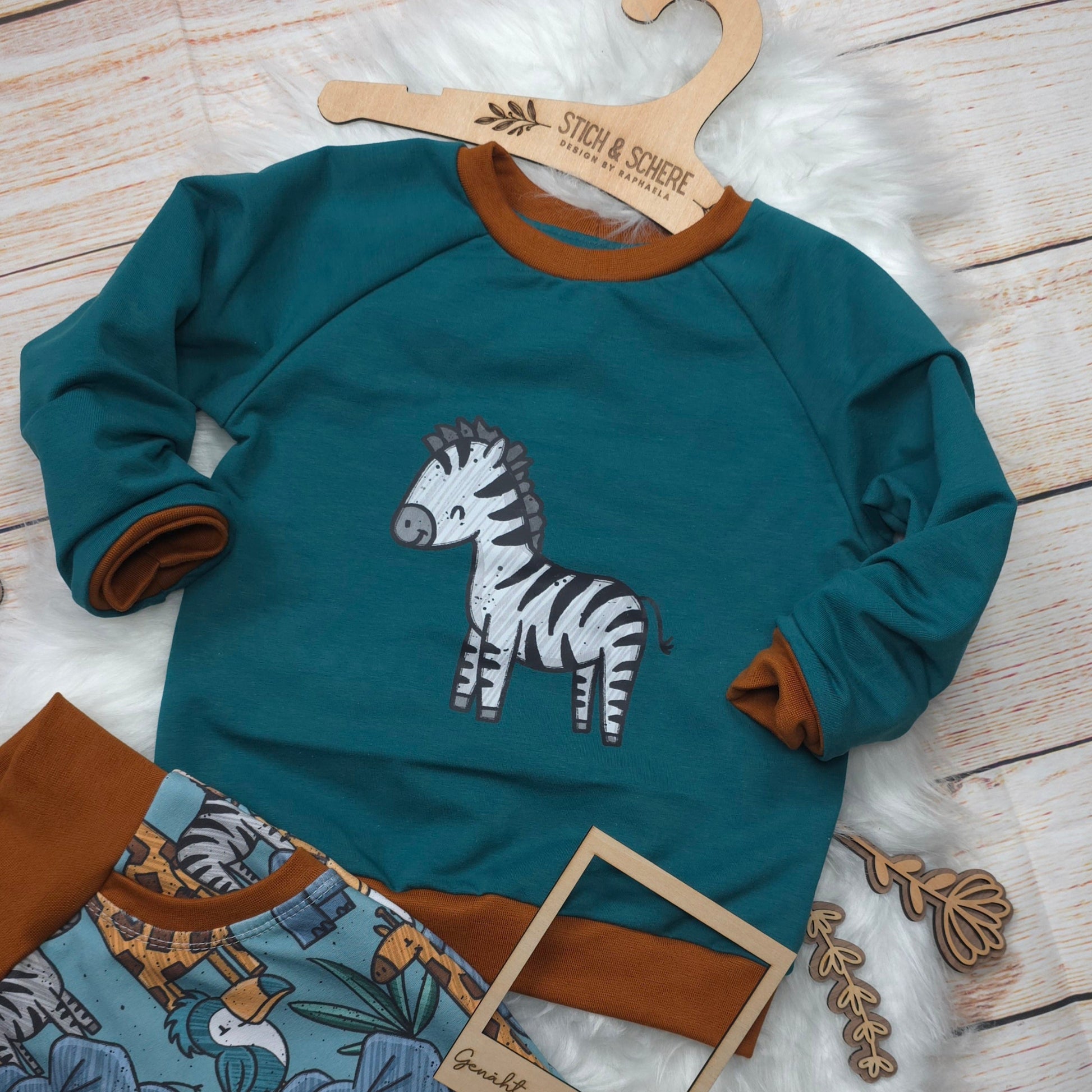 Kinder Set Wildtopia Zebra Gr. 98 bestehend aus Pullover mit Zebra-Motiv und Pumphose mit Safari-Tiermuster aus French Terry