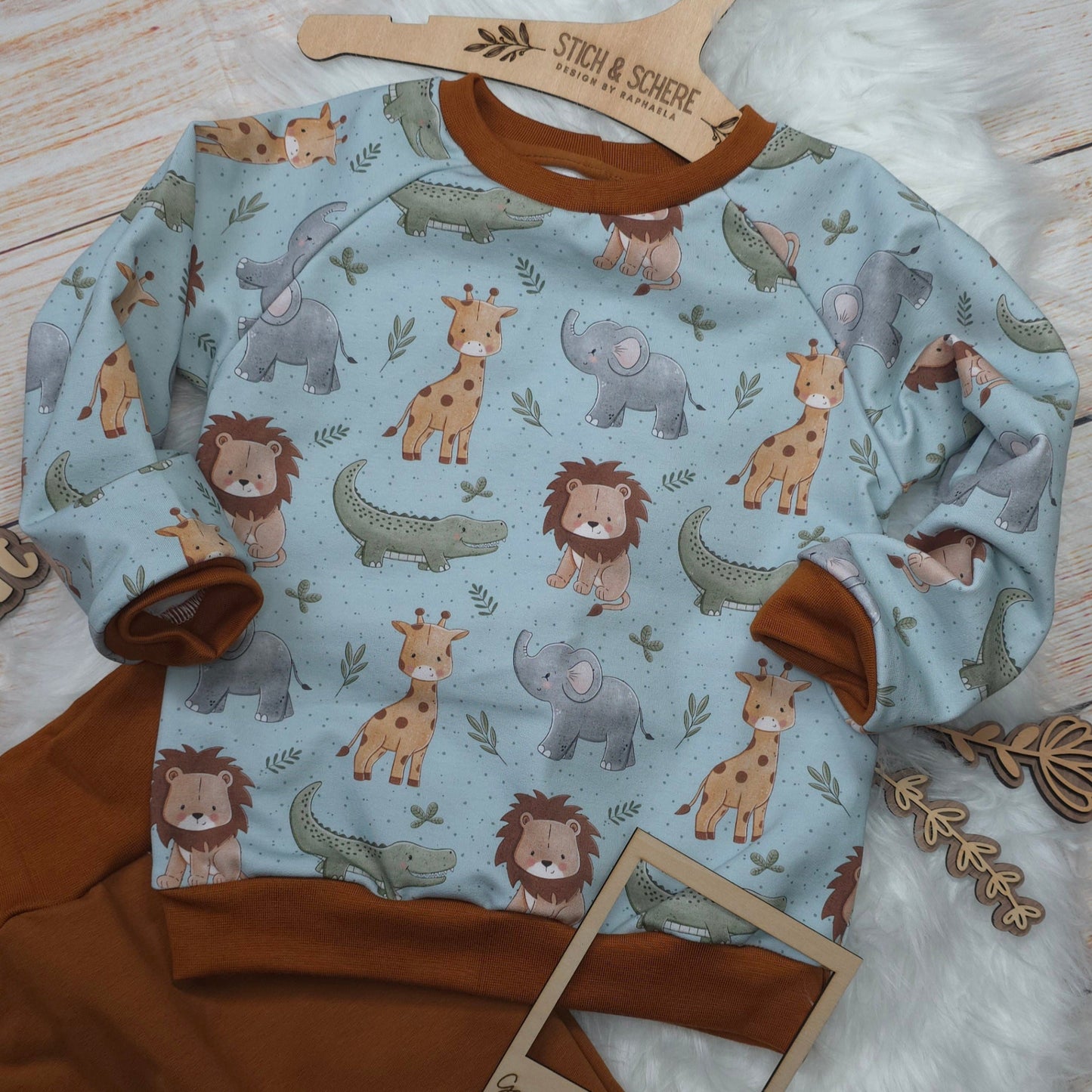 Pullover im Stoffdesign Babysafari mit Löwen, Giraffen, Elefanten und Krokodilen aus French Terry in Größe 98