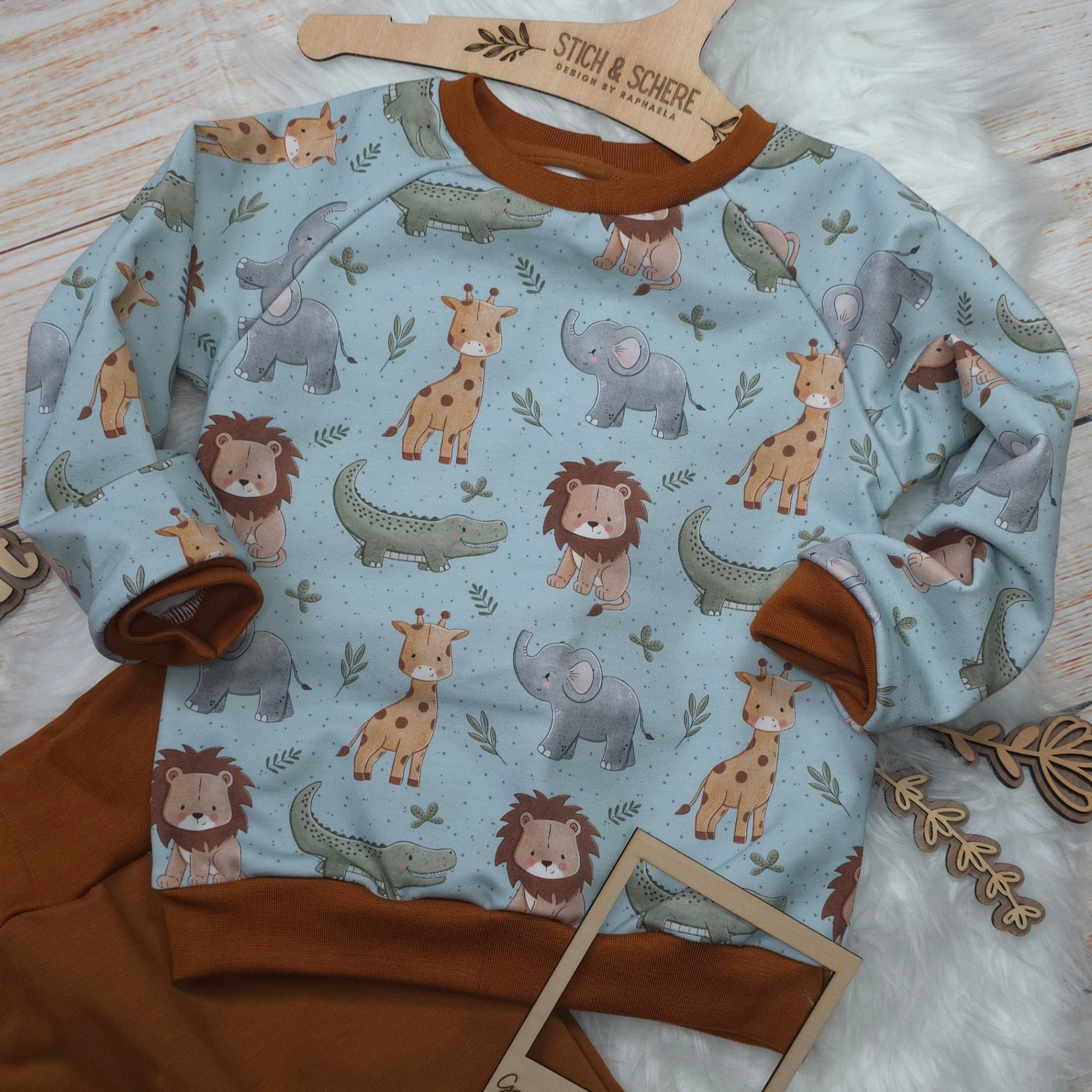 Pullover im Stoffdesign Babysafari mit Löwen, Giraffen, Elefanten und Krokodilen aus French Terry in Größe 98